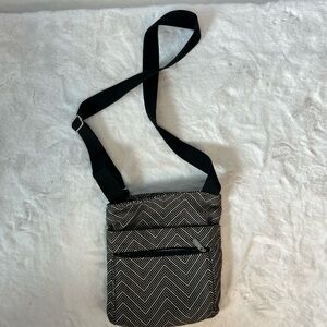 Thirty-one Black/White Chevron Crossbody Lightweight pockets Travel mom bag